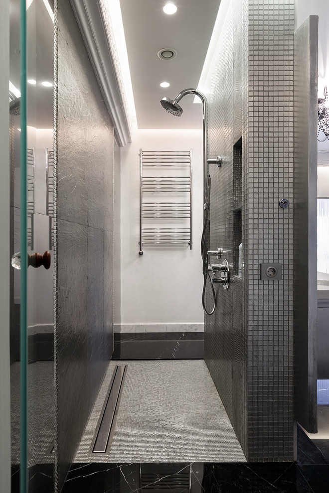 Imagen de cuarto de baño contemporáneo grande con ducha abierta, baldosas y/o azulejos grises, baldosas y/o azulejos en mosaico, suelo con mosaicos de baldosas, paredes grises y ducha con puerta con bisagras