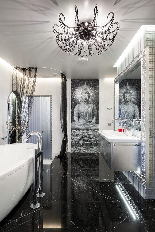 Idee per una grande stanza da bagno boho chic con pareti bianche, pavimento in marmo, vasca freestanding, lavabo da incasso e doccia con tenda