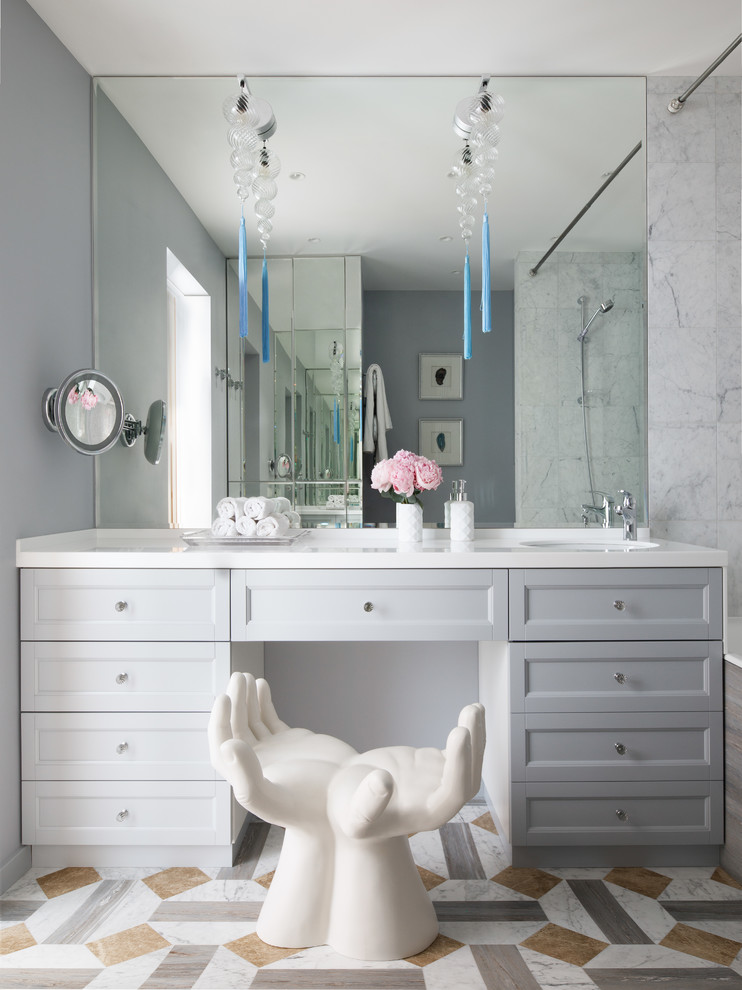 Immagine di una stanza da bagno padronale minimal con ante con riquadro incassato, ante grigie, piastrelle bianche, piastrelle di marmo, pareti grigie, pavimento multicolore e top bianco