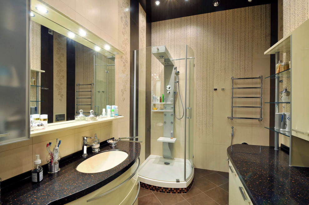 Стильный дизайн: ванная комната среднего размера в современном стиле с плоскими фасадами, бежевыми фасадами, инсталляцией, бежевой плиткой, керамической плиткой, бежевыми стенами, полом из керамогранита, душевой кабиной, врезной раковиной, столешницей из искусственного камня, коричневым полом, душем с распашными дверями и коричневой столешницей - последний тренд