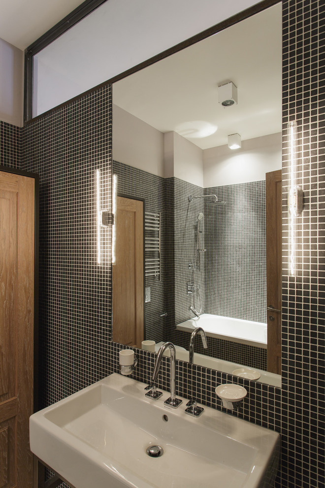 На фото: главная ванная комната в современном стиле с серой плиткой и плиткой мозаикой с