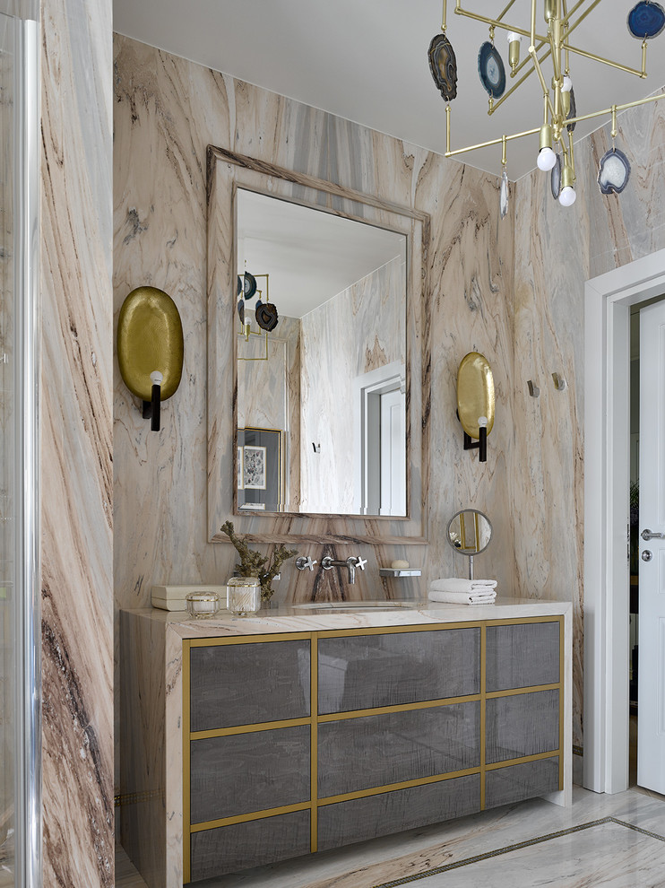 Modernes Badezimmer mit flächenbündigen Schrankfronten, grauen Schränken, beigen Fliesen, Unterbauwaschbecken und beiger Waschtischplatte in Moskau