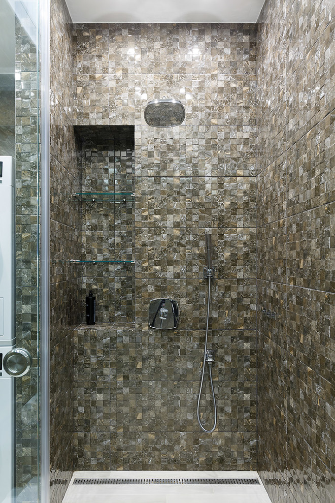 Ejemplo de cuarto de baño contemporáneo de tamaño medio con ducha empotrada, baldosas y/o azulejos marrones y baldosas y/o azulejos de cerámica