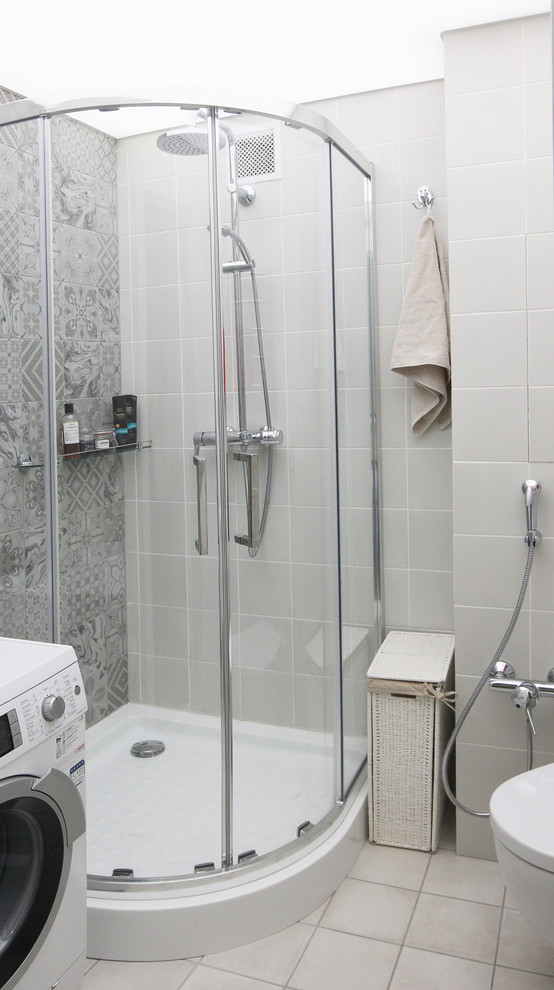 На фото: маленькая ванная комната в современном стиле с угловым душем, серой плиткой, керамической плиткой и полом из керамогранита для на участке и в саду с