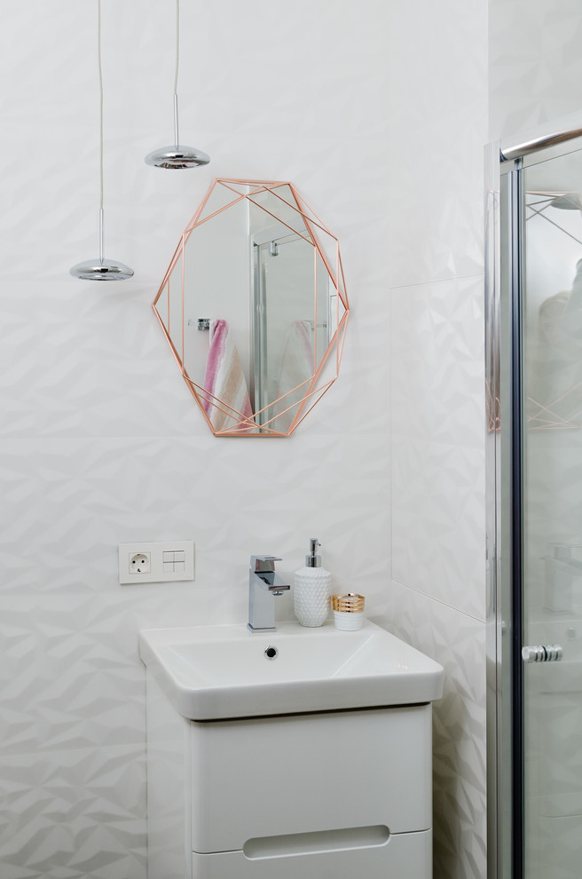 Immagine di una piccola stanza da bagno design con ante bianche, piastrelle bianche, piastrelle in ceramica, ante lisce e lavabo integrato