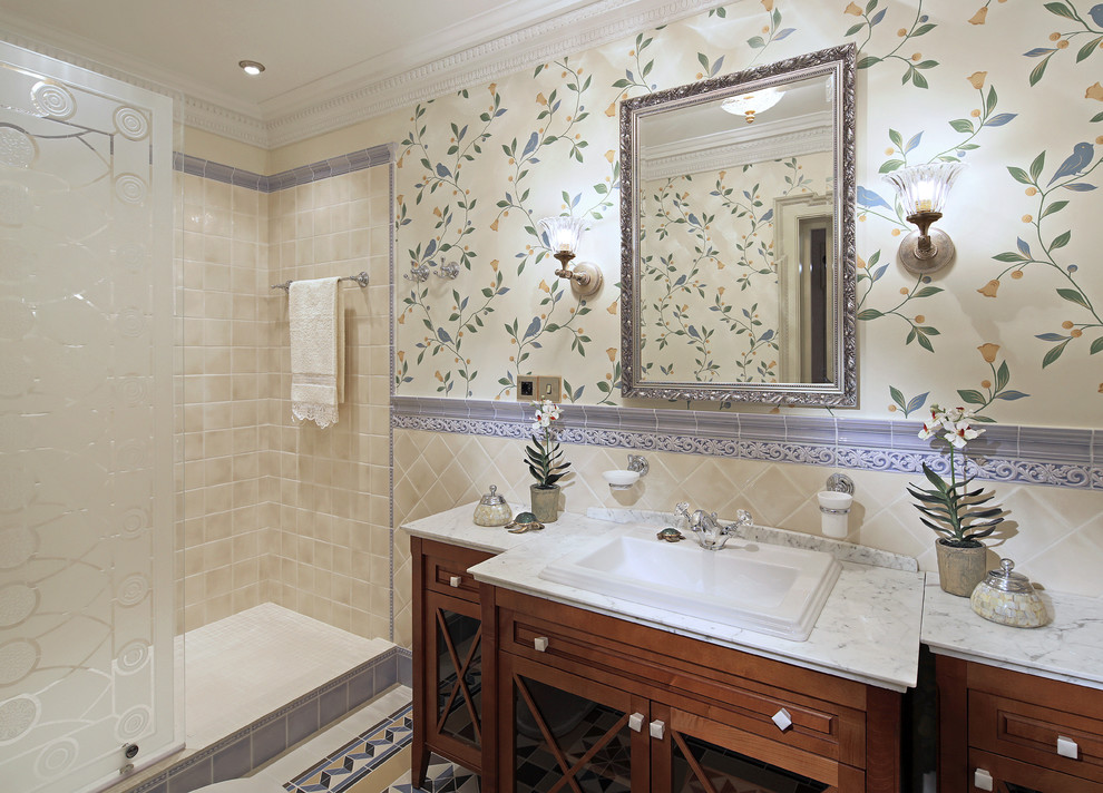 Foto de cuarto de baño clásico con ducha empotrada, aseo y ducha y lavabo encastrado