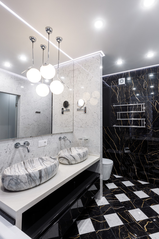 Großes Modernes Duschbad mit offenen Schränken, schwarzen Schränken, Toilette mit Aufsatzspülkasten, schwarz-weißen Fliesen, Aufsatzwaschbecken, buntem Boden und weißer Waschtischplatte in Sonstige