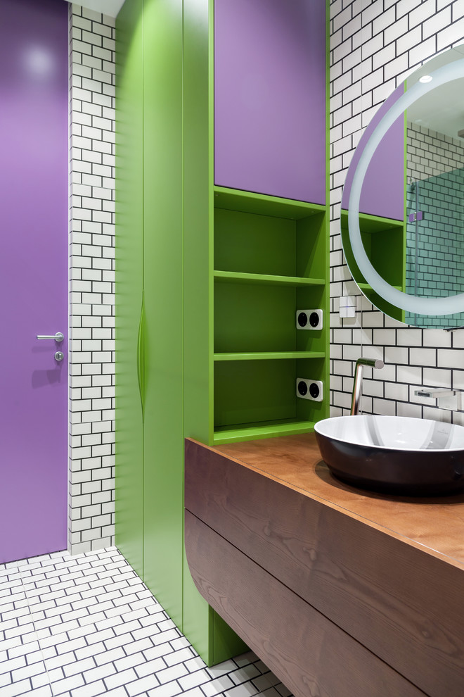 Источник вдохновения для домашнего уюта: главная ванная комната в современном стиле с плоскими фасадами, белой плиткой, настольной раковиной и белым полом