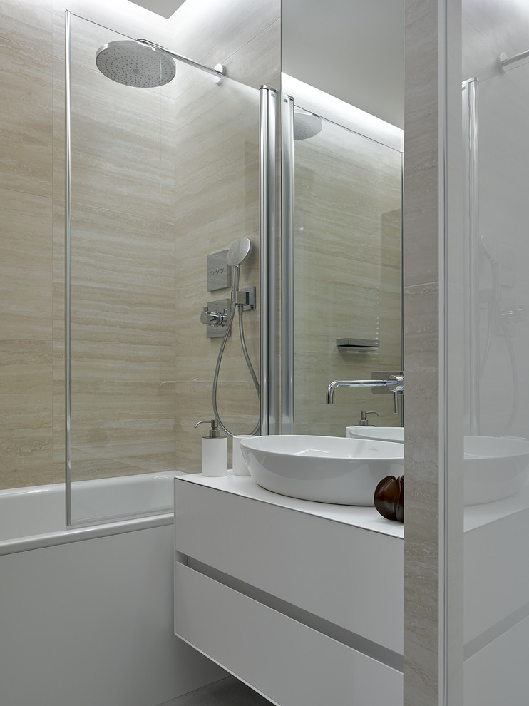 Idées déco pour une salle de bain principale contemporaine avec un placard à porte plane, des portes de placard blanches et une vasque.