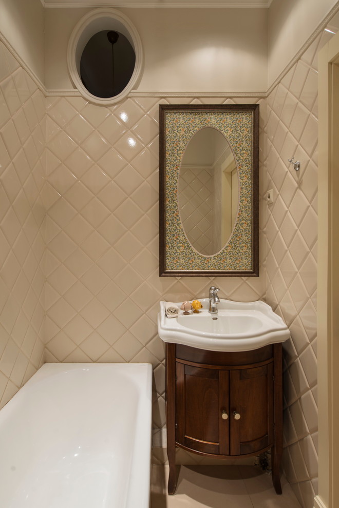 Foto di una stanza da bagno padronale tradizionale con ante in stile shaker, ante in legno bruno, piastrelle beige, lavabo da incasso, piastrelle in ceramica, un lavabo e mobile bagno freestanding