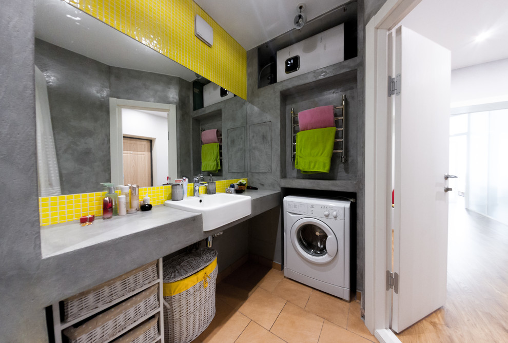This is an example of a contemporary bathroom in Yekaterinburg.