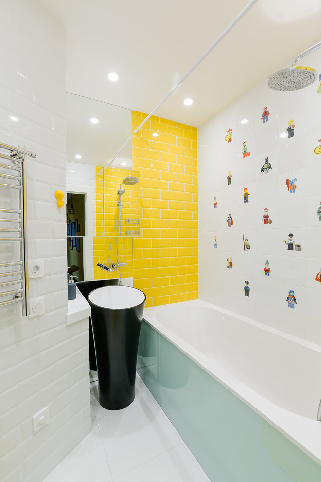 Cette image montre une petite salle de bain design pour enfant avec une baignoire en alcôve, un combiné douche/baignoire, un carrelage blanc, un carrelage jaune, un lavabo de ferme, un carrelage métro, un mur jaune et une cabine de douche avec un rideau.