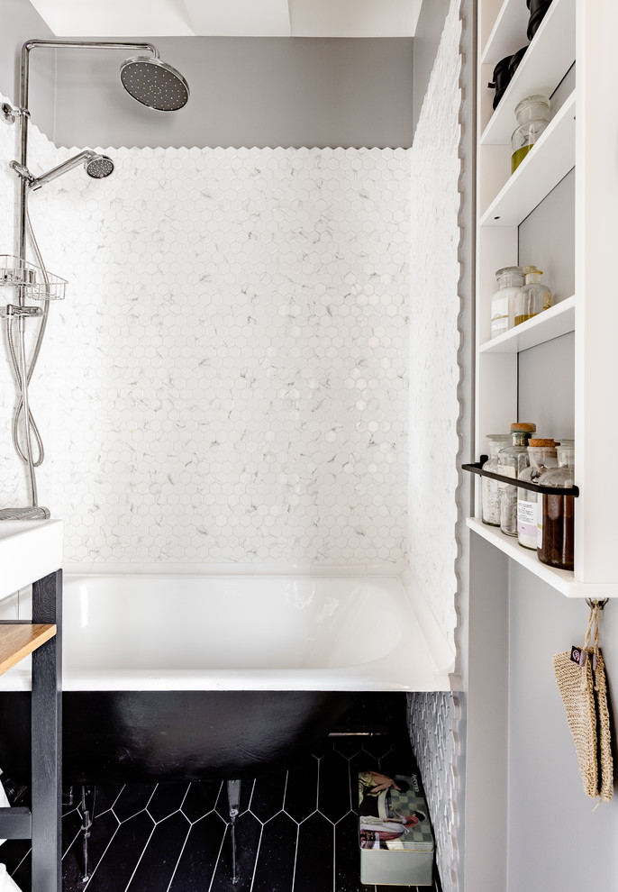 モスクワにある小さなインダストリアルスタイルのおしゃれな浴室 (アルコーブ型浴槽、白いタイル、グレーの壁、黒い床) の写真