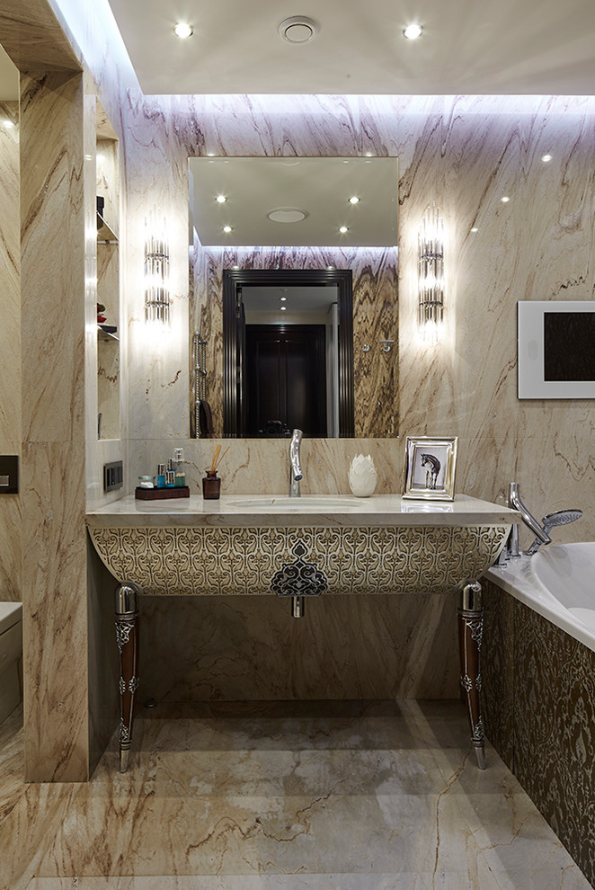 Пример оригинального дизайна: главная ванная комната в стиле неоклассика (современная классика) с бежевой плиткой, врезной раковиной и бежевым полом