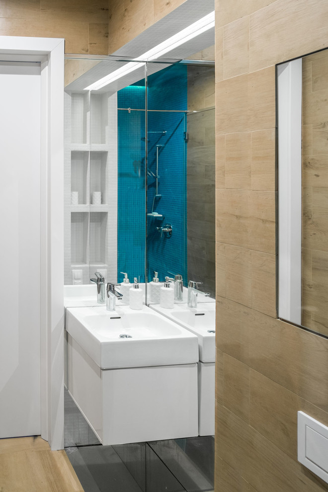 На фото: ванная комната в современном стиле с плоскими фасадами, белыми фасадами, коричневой плиткой, душевой кабиной, монолитной раковиной и коричневым полом с