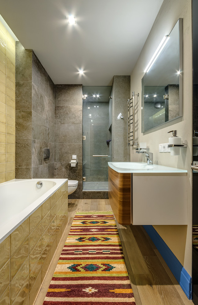 Стильный дизайн: узкая и длинная главная ванная комната среднего размера в современном стиле с плоскими фасадами, ванной в нише, унитазом-моноблоком, бежевой плиткой, коричневой плиткой, бежевыми стенами, врезной раковиной, стеклянной столешницей, душем в нише и темными деревянными фасадами - последний тренд