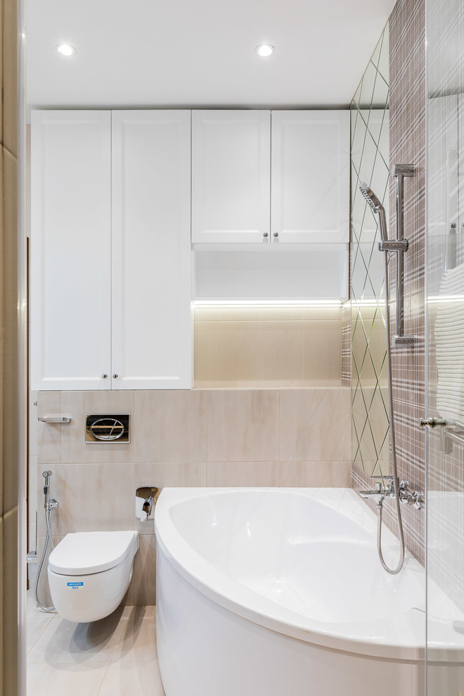 Свежая идея для дизайна: ванная комната в современном стиле с бежевыми фасадами и угловой ванной - отличное фото интерьера