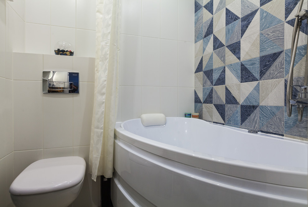 Modelo de cuarto de baño principal actual pequeño con jacuzzi, bidé, baldosas y/o azulejos blancos, baldosas y/o azulejos de cerámica, suelo de baldosas de porcelana, suelo marrón y ducha con cortina