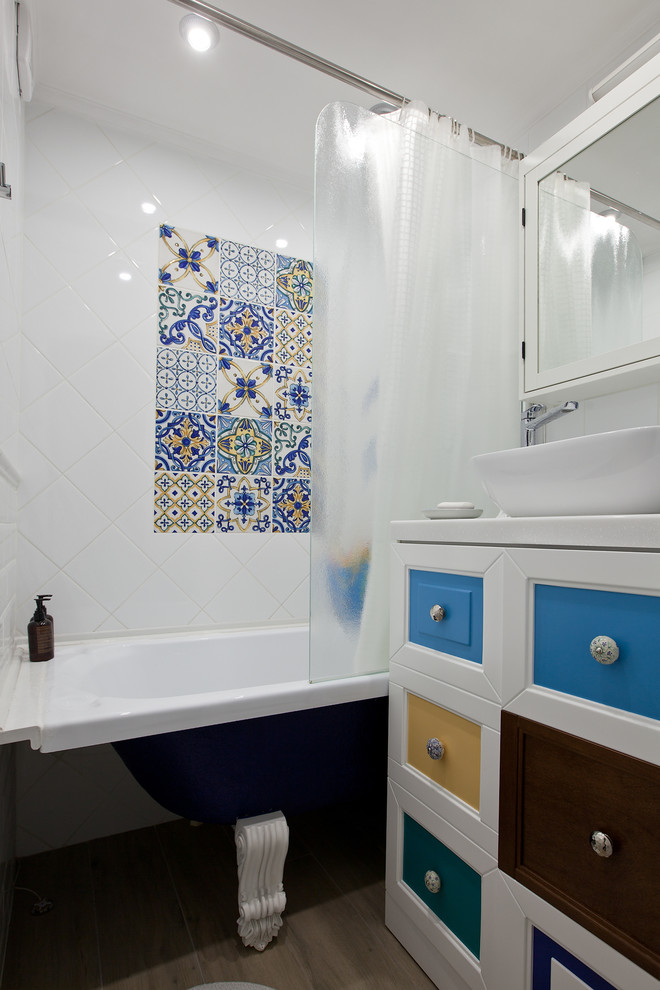 Réalisation d'une salle de bain principale tradition avec une baignoire sur pieds, un combiné douche/baignoire, un carrelage blanc, un carrelage multicolore, une vasque et une cabine de douche avec un rideau.