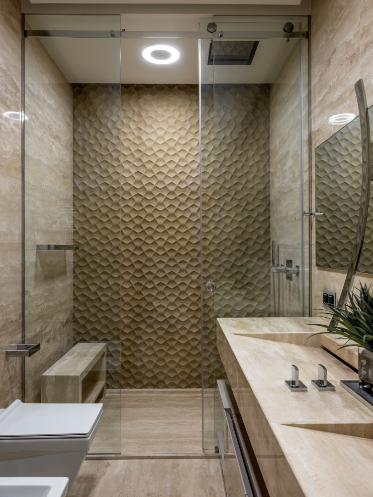 Modelo de cuarto de baño contemporáneo con ducha empotrada, baldosas y/o azulejos beige, lavabo de seno grande, suelo beige, ducha con puerta corredera y encimeras beige
