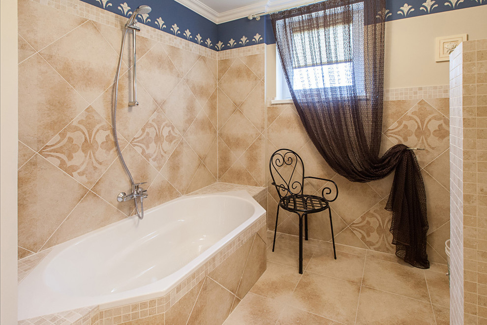 Пример оригинального дизайна: ванная комната в средиземноморском стиле с накладной ванной