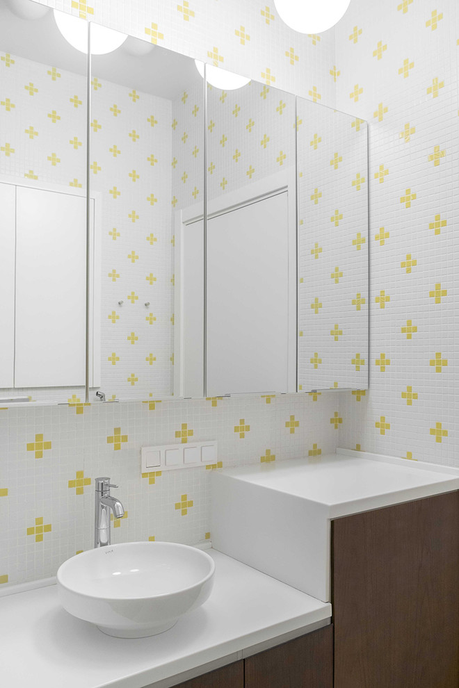 Пример оригинального дизайна: ванная комната в современном стиле с плоскими фасадами, фасадами цвета дерева среднего тона и настольной раковиной