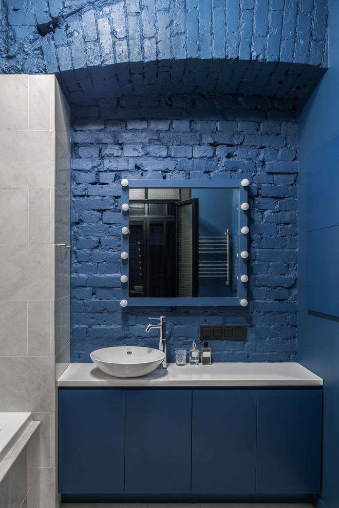 Modernes Badezimmer mit flächenbündigen Schrankfronten, blauen Schränken, blauer Wandfarbe und Aufsatzwaschbecken in Moskau