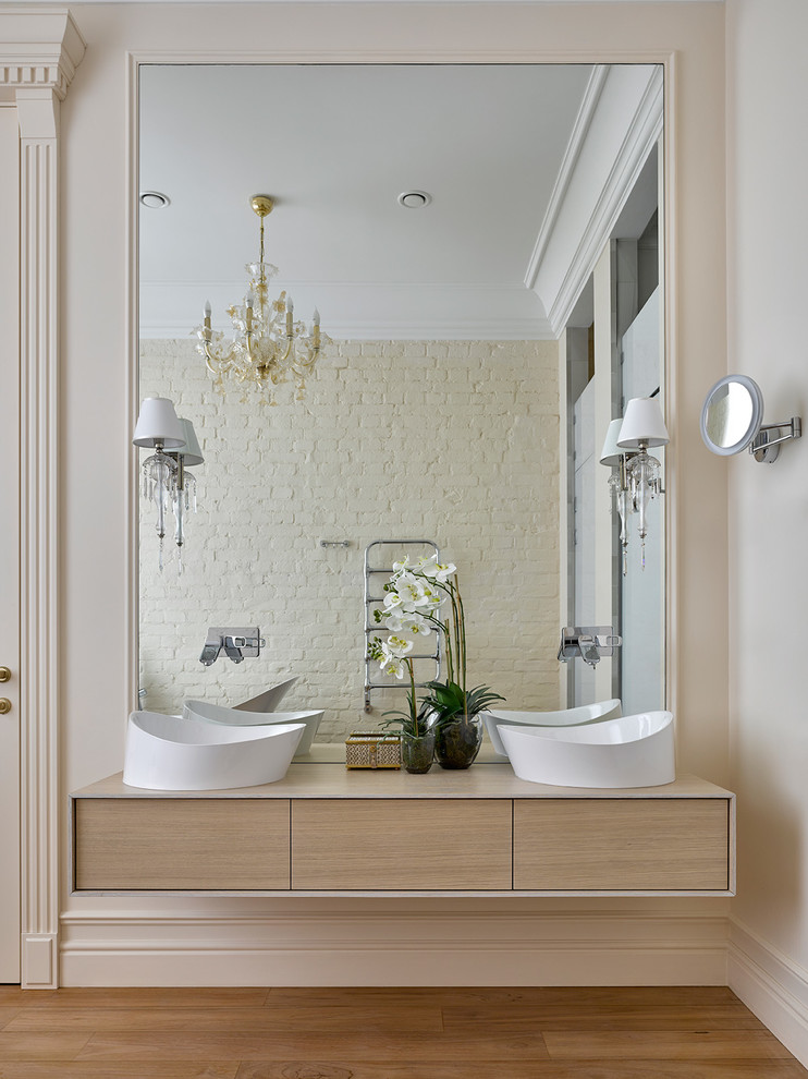 Ispirazione per una grande stanza da bagno padronale minimal con ante lisce, ante in legno chiaro, pareti beige, pavimento in legno massello medio e lavabo a bacinella