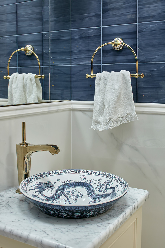 モスクワにある広いコンテンポラリースタイルのおしゃれな浴室 (青いタイル、白いタイル、大理石の洗面台、ベッセル式洗面器) の写真