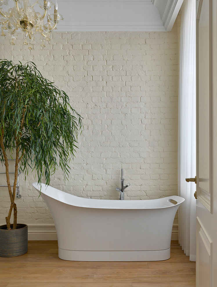 Идея дизайна: большая ванная комната в стиле неоклассика (современная классика) с отдельно стоящей ванной, бежевыми стенами и паркетным полом среднего тона