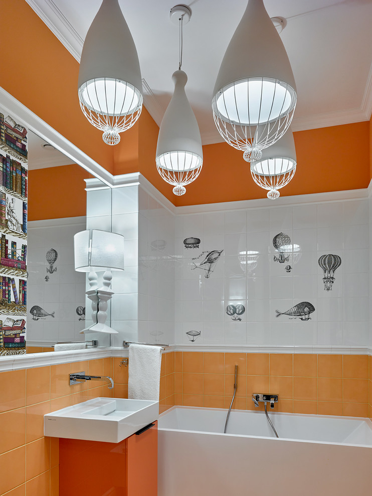 Ispirazione per una stanza da bagno per bambini design con ante lisce, ante arancioni, vasca ad alcova, pareti arancioni, pavimento con piastrelle in ceramica, piastrelle bianche, piastrelle arancioni e lavabo integrato