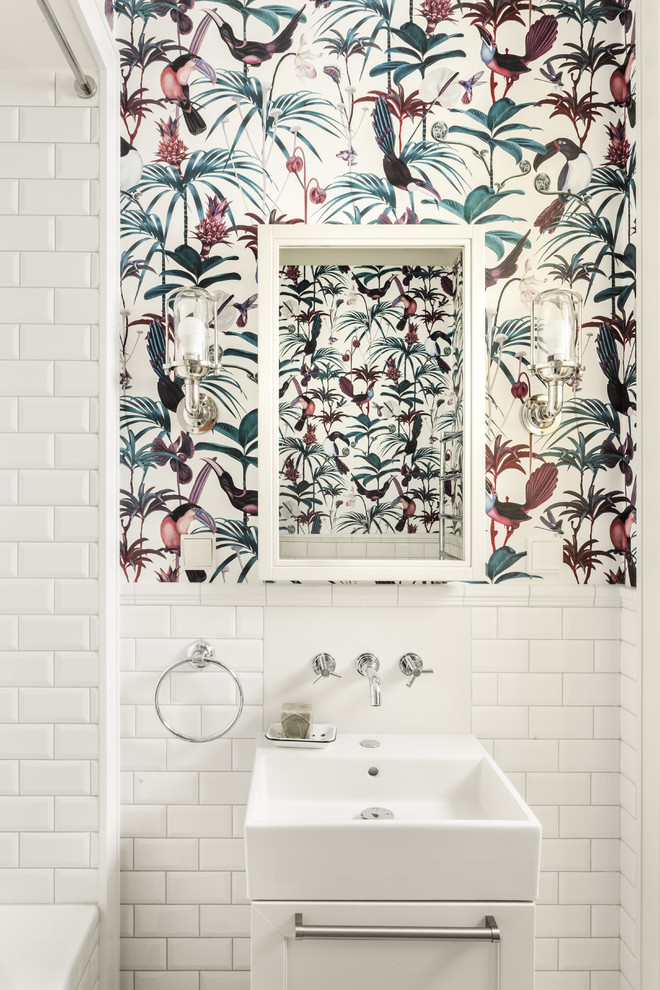 Foto de cuarto de baño principal, clásico renovado, con armarios con paneles empotrados, puertas de armario blancas, bañera empotrada, combinación de ducha y bañera, baldosas y/o azulejos blancos, baldosas y/o azulejos de cemento, paredes multicolor, ducha con cortina y lavabo integrado