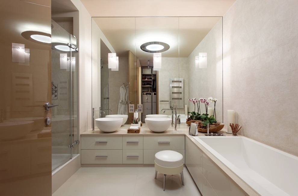 Inspiration pour une salle de bain principale design de taille moyenne avec des portes de placard beiges, un carrelage blanc, un mur beige et un sol en carrelage de céramique.