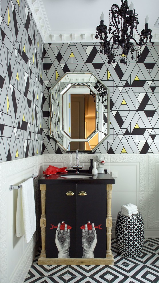 Eklektisk inredning av ett mellanstort svart svart badrum, med släta luckor, svarta skåp, ett undermonterad handfat, flerfärgat golv, vit kakel och flerfärgade väggar