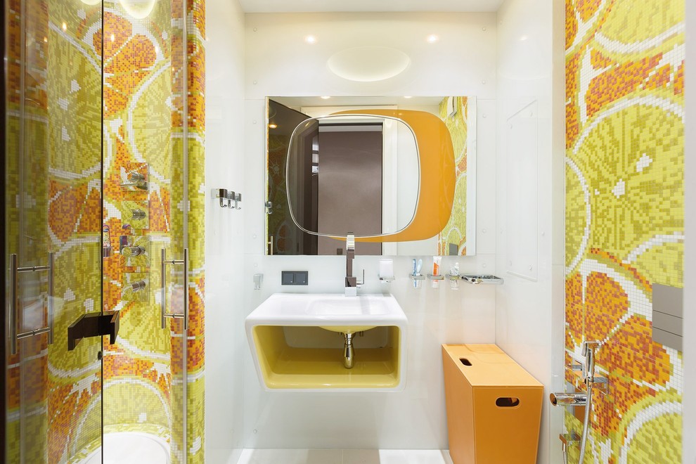Источник вдохновения для домашнего уюта: ванная комната в современном стиле с открытыми фасадами, белыми фасадами, душем в нише, разноцветной плиткой, плиткой мозаикой, белыми стенами, душевой кабиной и монолитной раковиной