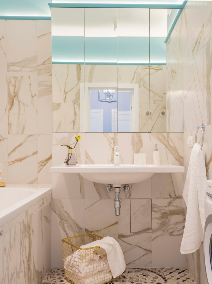 Diseño de cuarto de baño principal actual pequeño con suelo de baldosas de porcelana, lavabo suspendido, bañera empotrada, baldosas y/o azulejos beige, paredes blancas y suelo multicolor