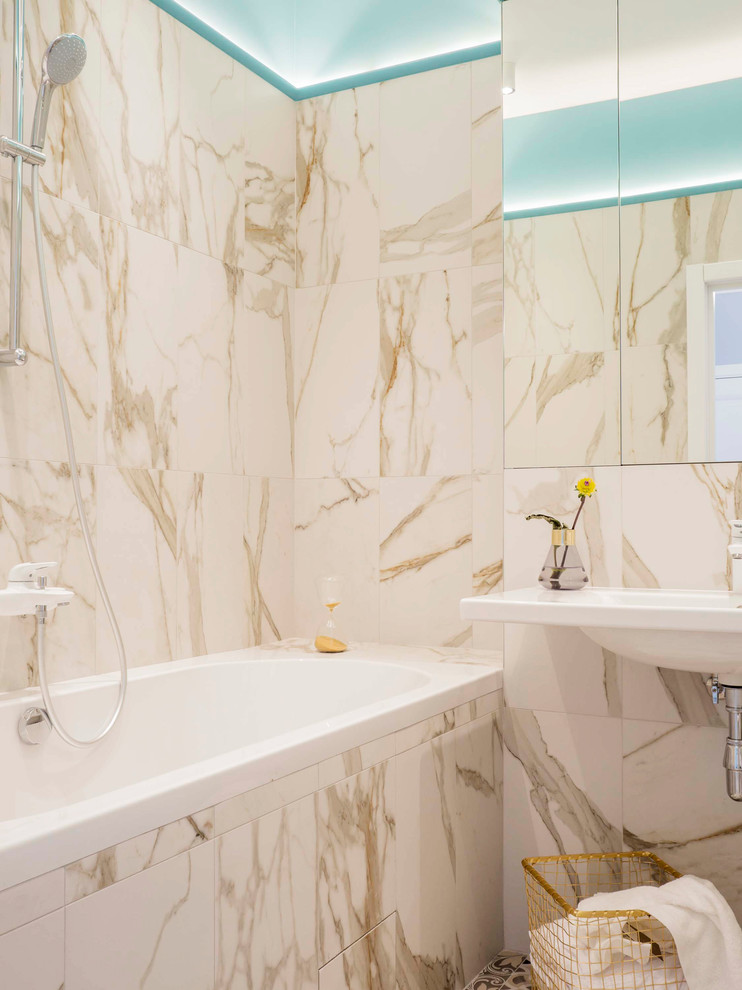 Стильный дизайн: маленькая главная ванная комната в современном стиле с белыми фасадами, полновстраиваемой ванной, керамогранитной плиткой, белыми стенами, полом из керамогранита, подвесной раковиной, серым полом и белой столешницей для на участке и в саду - последний тренд