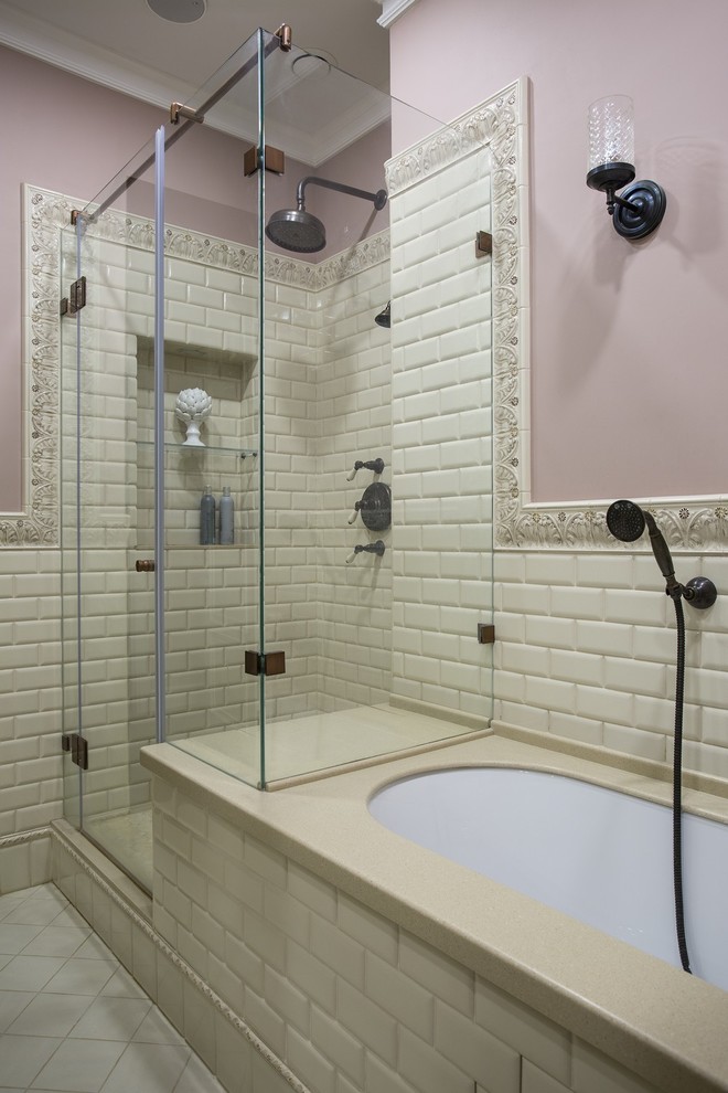 Стильный дизайн: главная ванная комната в классическом стиле с полновстраиваемой ванной, угловым душем, розовыми стенами, бежевой плиткой, плиткой кабанчик, душем с распашными дверями и гигиеническим душем - последний тренд