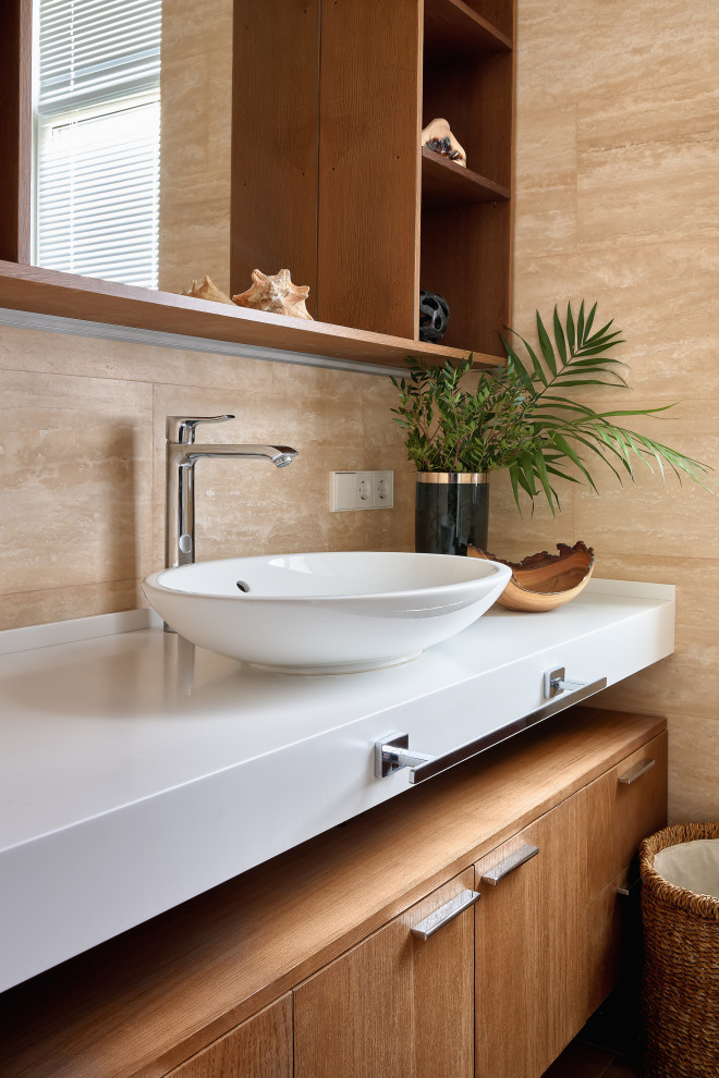 Inspiration för moderna vitt badrum, med släta luckor, skåp i ljust trä, beige kakel, beige väggar och ett fristående handfat