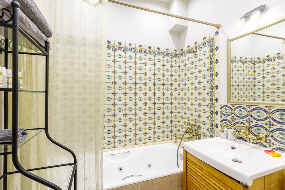 ロンドンにある小さなシャビーシック調のおしゃれなマスターバスルーム (ルーバー扉のキャビネット、中間色木目調キャビネット、大型浴槽、シャワー付き浴槽	、白い壁) の写真