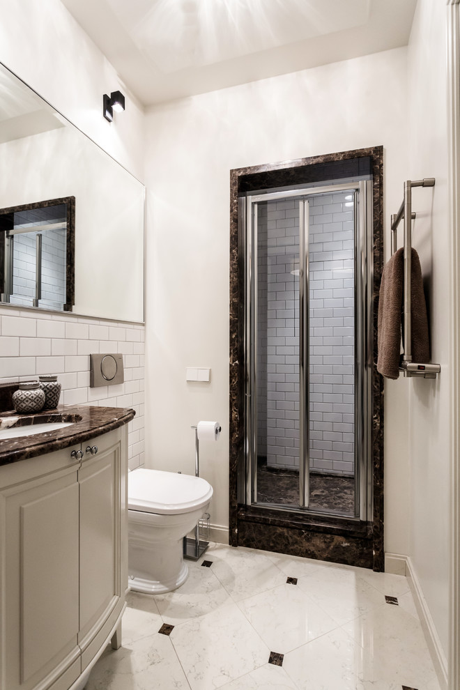 Пример оригинального дизайна: ванная комната в современном стиле с раздельным унитазом, белой плиткой, белыми стенами, душевой кабиной, врезной раковиной, белым полом и коричневой столешницей