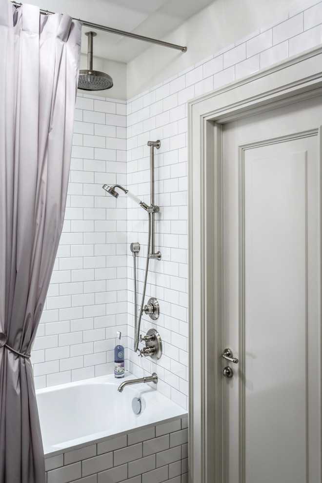 На фото: главная ванная комната в стиле неоклассика (современная классика) с белой плиткой и шторкой для ванной с