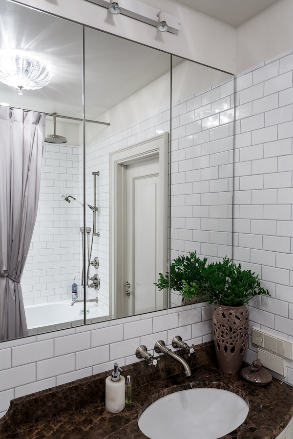 Стильный дизайн: ванная комната в классическом стиле с врезной раковиной и мраморной столешницей - последний тренд
