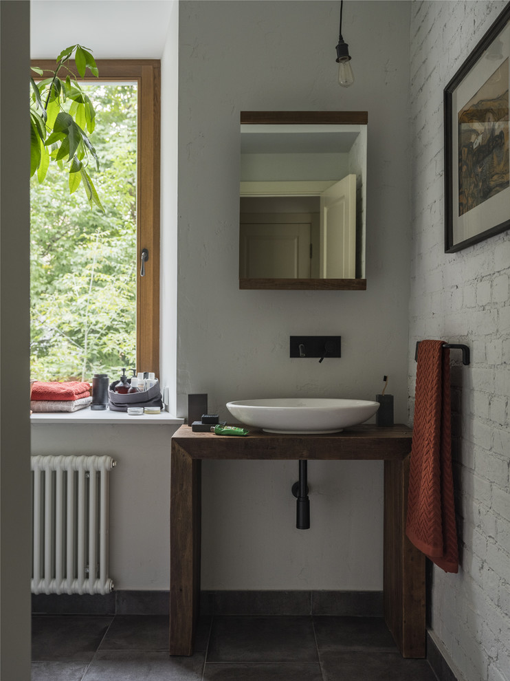 Свежая идея для дизайна: маленькая ванная комната в современном стиле с серыми стенами, полом из керамогранита, столешницей из дерева, серым полом, коричневой столешницей, открытыми фасадами и настольной раковиной для на участке и в саду - отличное фото интерьера