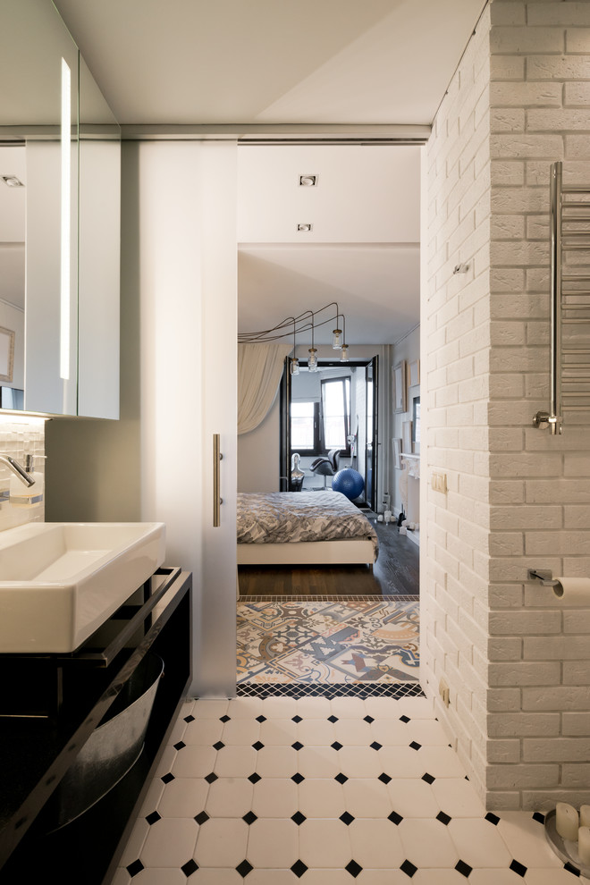 Свежая идея для дизайна: главная ванная комната среднего размера в современном стиле с полновстраиваемой ванной, белыми стенами, полом из керамической плитки, подвесной раковиной и белым полом - отличное фото интерьера