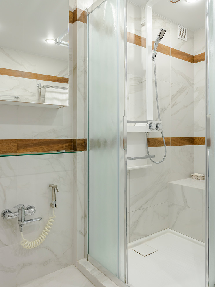 Foto de cuarto de baño blanco y madera actual con baldosas y/o azulejos blancos, aseo y ducha y suelo blanco