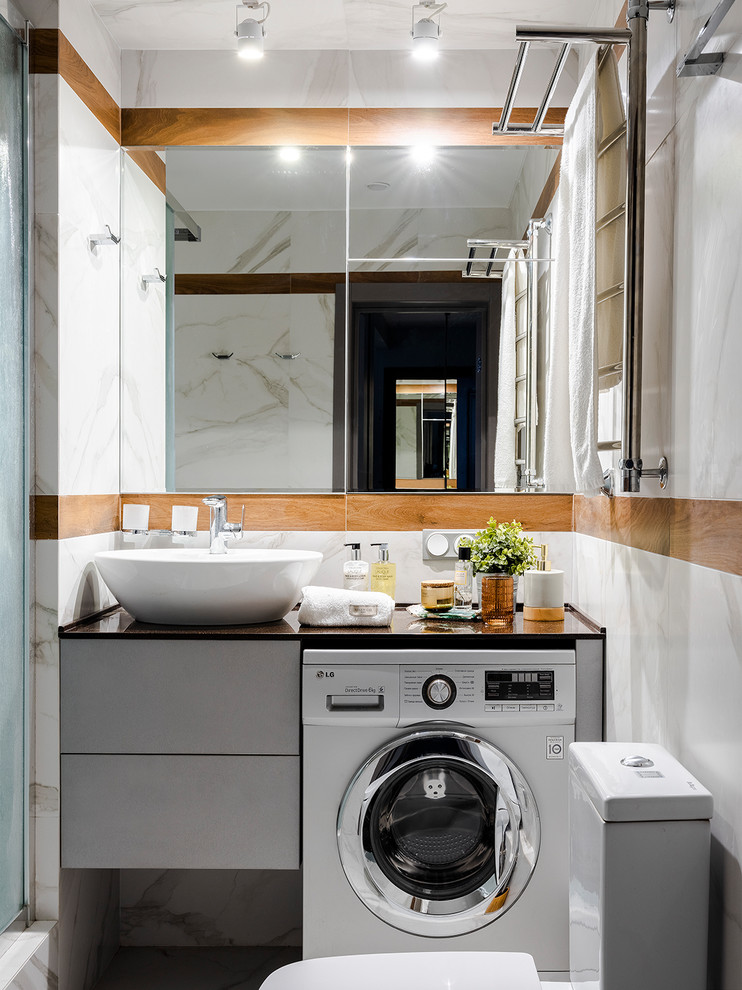 Modernes Duschbad mit flächenbündigen Schrankfronten, grauen Schränken, weißen Fliesen, braunen Fliesen, Aufsatzwaschbecken und brauner Waschtischplatte in Moskau
