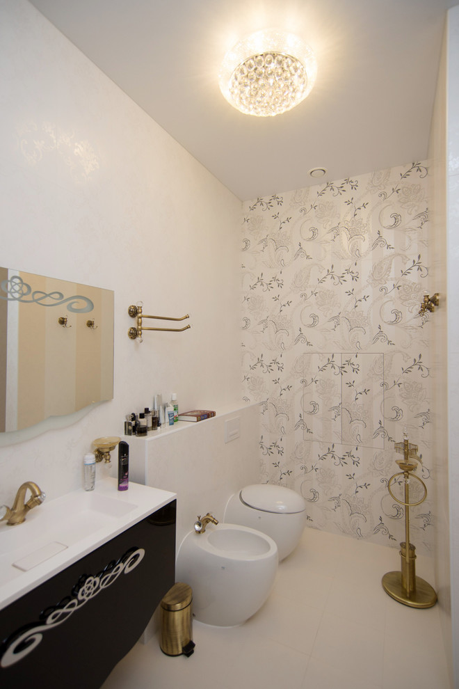 На фото: ванная комната среднего размера в стиле неоклассика (современная классика) с фасадами с декоративным кантом, черными фасадами, раздельным унитазом, белой плиткой, керамической плиткой, белыми стенами, полом из керамической плитки, душевой кабиной и монолитной раковиной с