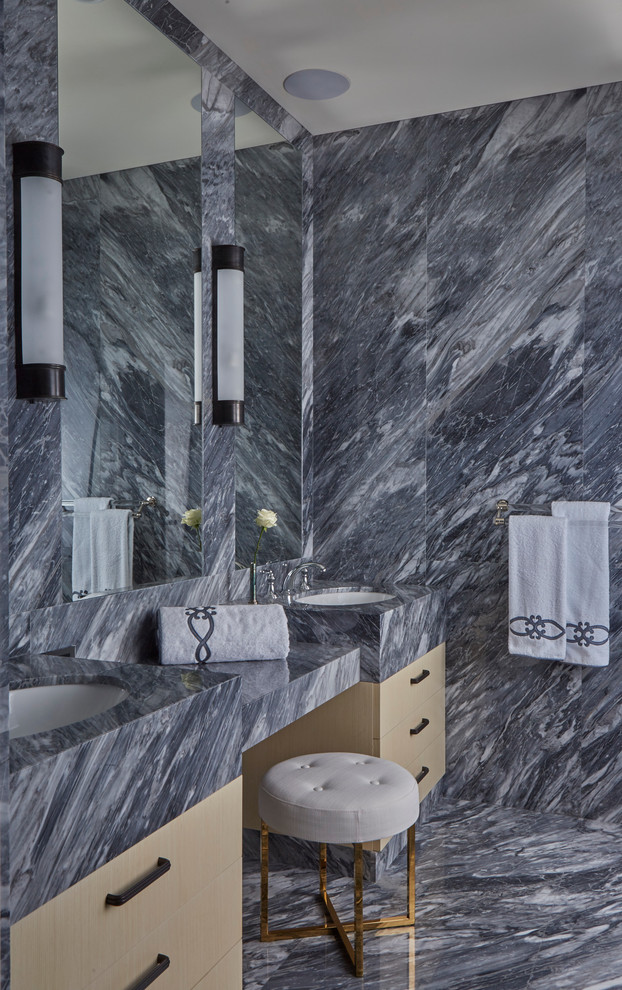 Diseño de cuarto de baño actual con baldosas y/o azulejos grises, baldosas y/o azulejos de piedra y lavabo bajoencimera