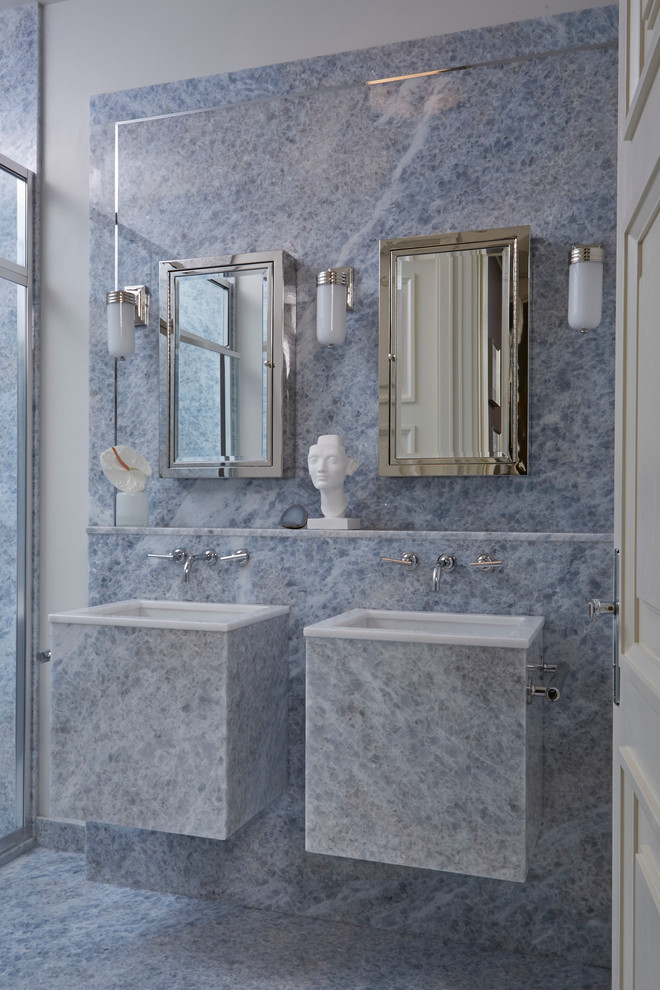 Modernes Badezimmer mit Wandwaschbecken in Moskau